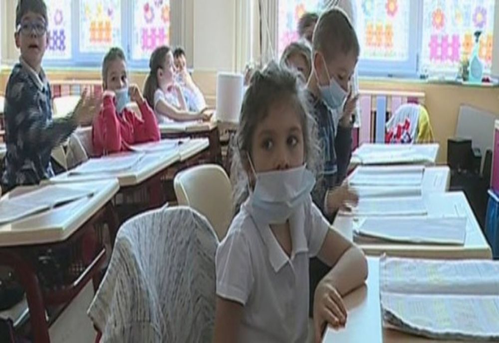 Ministrul Economiei: Elevii și profesorii care merg la școală în luna iunie vor avea asigurate măști