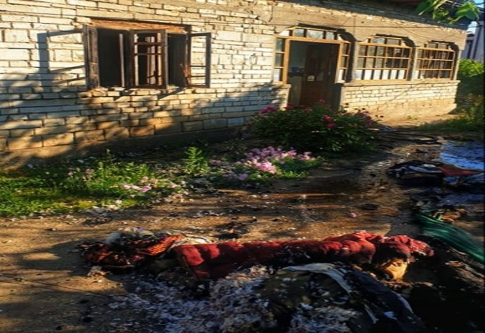 Două persoane, din Cartojani, au ieşit la timp din dormitorul unde izbucnise un incendiu. Pompierii au intervenit