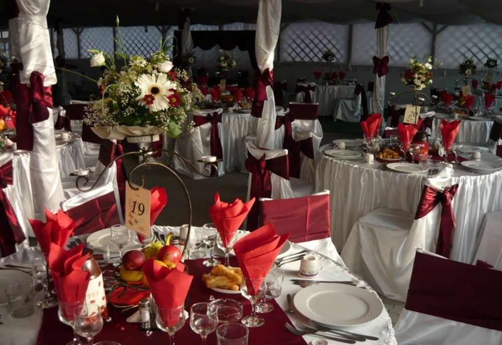 Câte persoane pot participa la o petrecere din data de 17 iunie? 