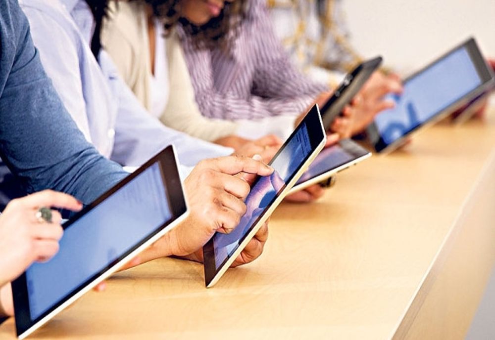 Laptop sau tabletă, la cerere, pentru elevii cu bursă de ajutor social
