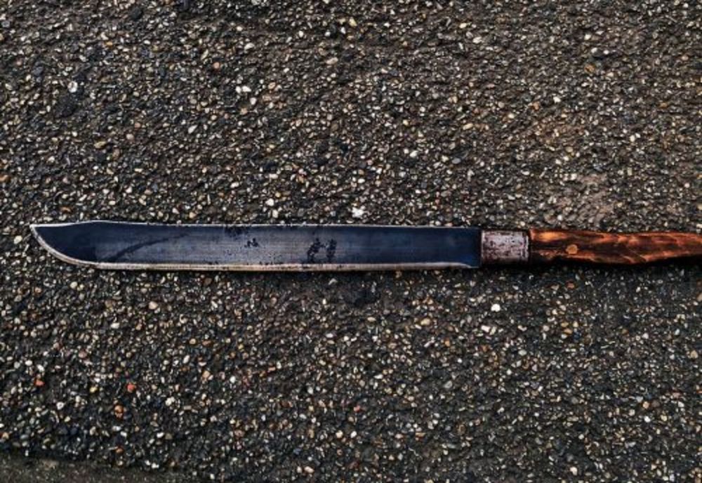 Deși avea ordin de protecție, un bărbat din Pietrele a venit la locuința soției înarmat cu o macetă