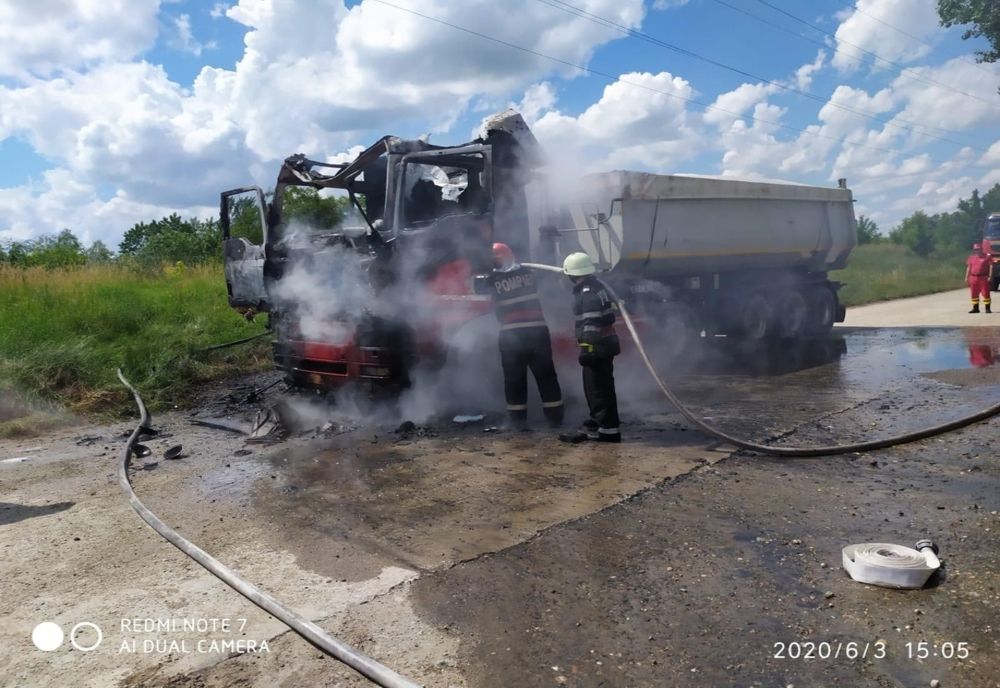 Un TIR a luat foc pe șoseaua de centură a orașului Giurgiu