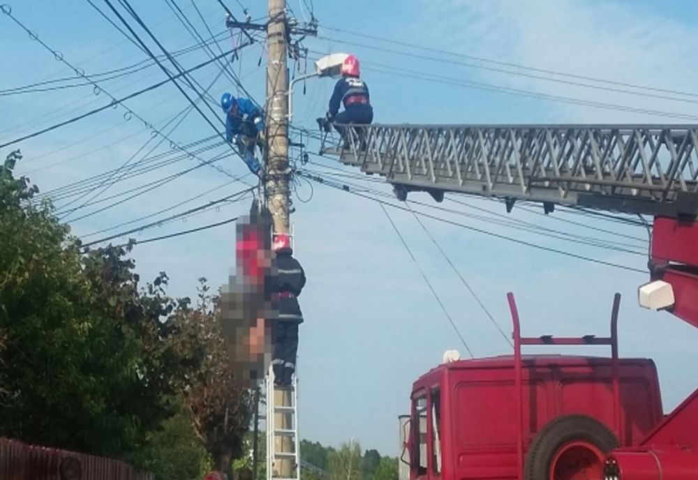 Lucrător al unei firme care lucra pentru ENEL, mort după ce s-a electrocutat în timp ce branșa o locuință la rețeaua electrică