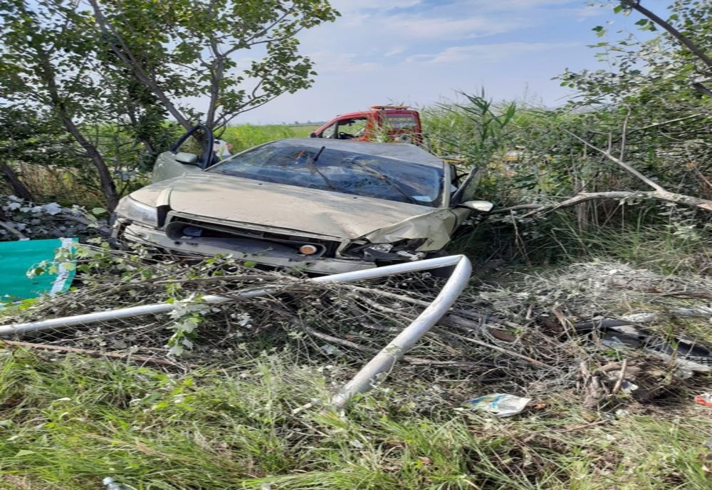 Un autoturism s-a răsturnat pe A1, în afara părții carosabile. O femeie a a fost descarcerată de pompieri