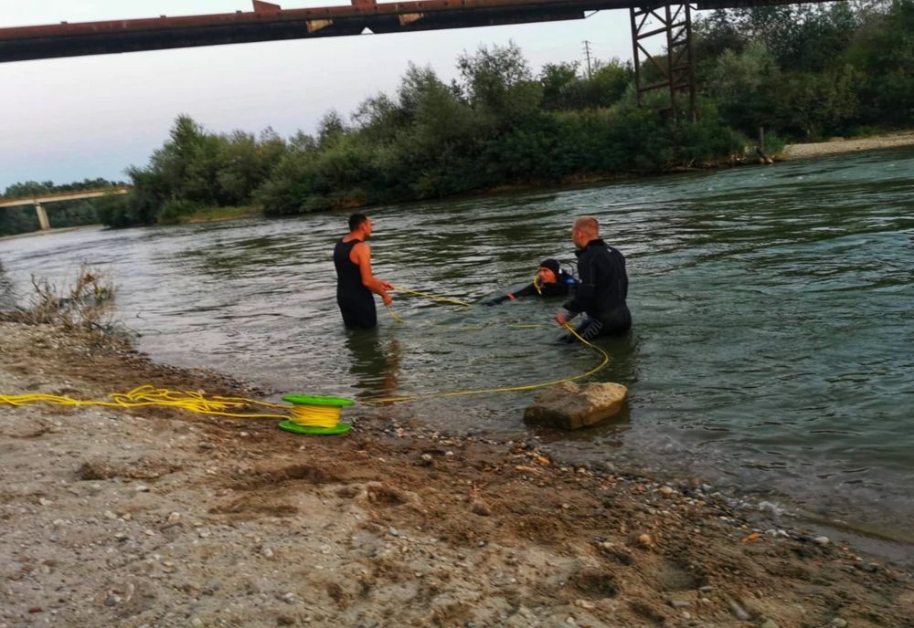 Un bărbat posibil înecat în râul Argeș, căutat de scafandri