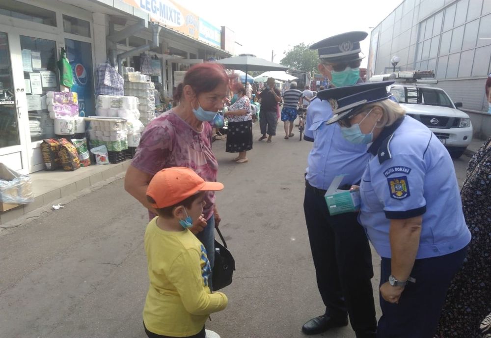 Polițiștii giurgiuveni au distribuit măști de protecție în zonele aglomerate