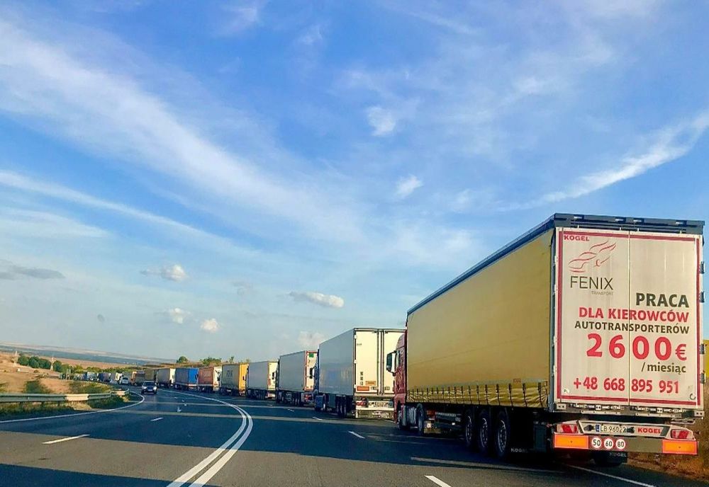 Aglomerație la Punctul de Trecere a Frontierei Giurgiu-Ruse. Tiriștii stau la o coadă de 15 kilometri