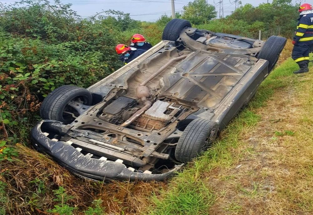Un autoturism s-a răsturnat pe A1. Trei persoane, printre care un copil au fost rănite
