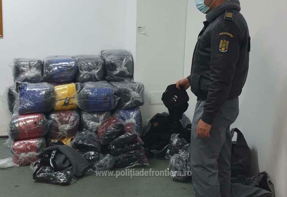 Mii de haine, parfumuri și încălțăminte contrafăcute, confiscate de polițiștii de frontieră de la Giurgiu 