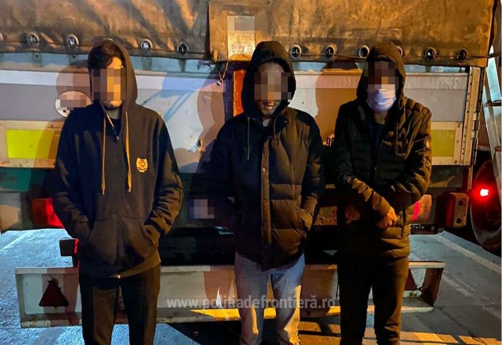 Trei migranți afgani, depistați de polițiștii de frontieră de la Giurgiu într-un autocamion cu profile metalice