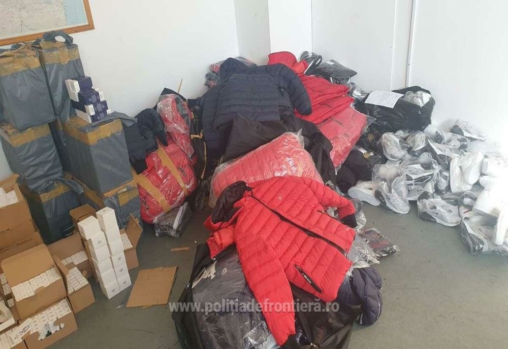 Peste 1.150 articole textile si parfumuri contrafăcute, confiscate la frontieră