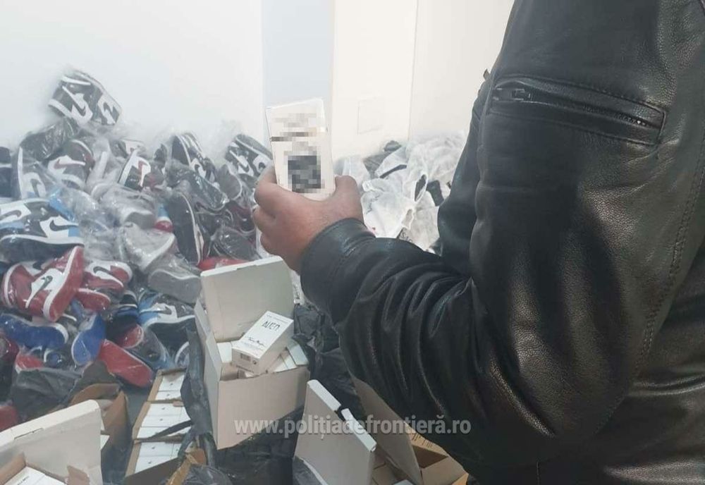 Aproape 3.000 de parfumuri și încălțăminte "de firmă", confiscate la frontiera de la Giurgiu