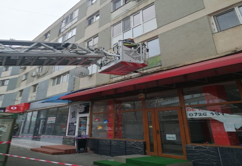 Pericol în zona Pieței Centrale din Giurgiu! Cad bucăți de tencuială din fațada unui bloc 