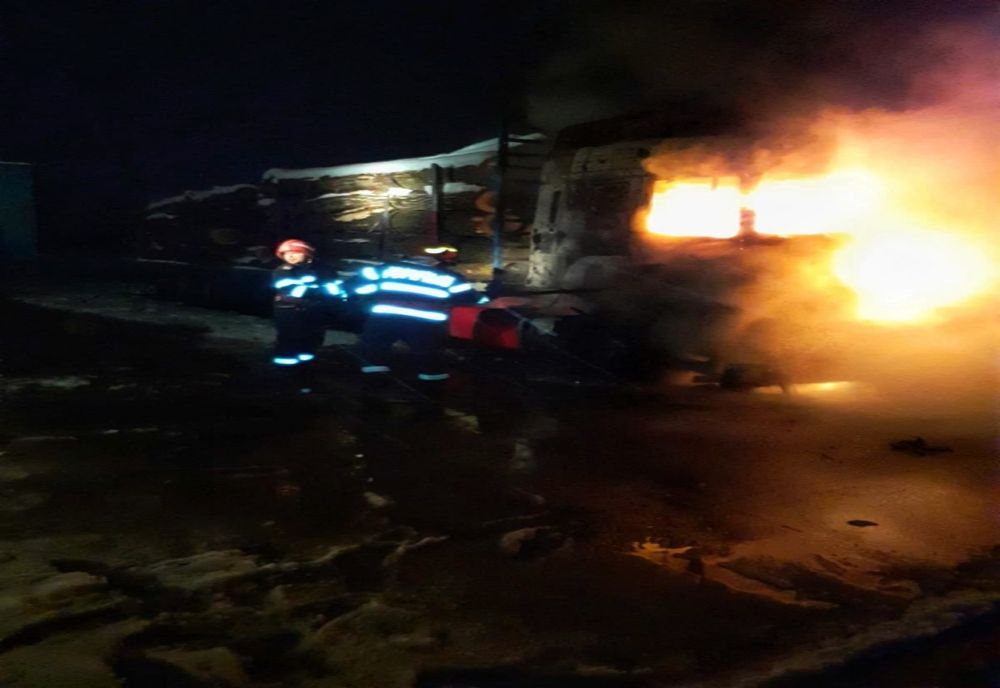 Un autotren încărcat cu lemne a luat foc, la Vedea