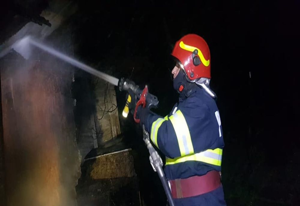 Incendiu violent la o casă din Ogrezeni din cauza unui coș de fum