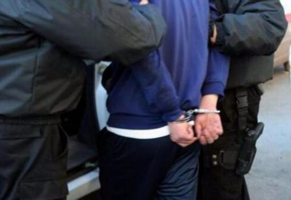 Femeie lovită cu pumnul și cu un obiect contondent, chiar în fața blocului. Agresorul a fost arestat 