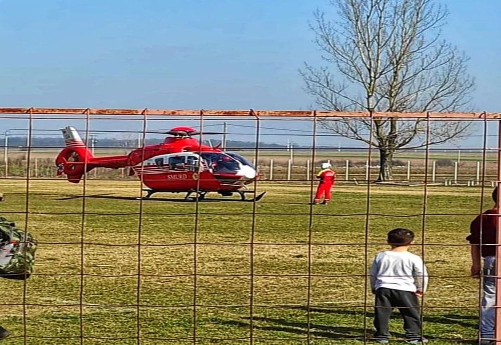 Mamă și bebeluș de 9 luni, loviți de un autoturism. Elicopterul SMURD intervine