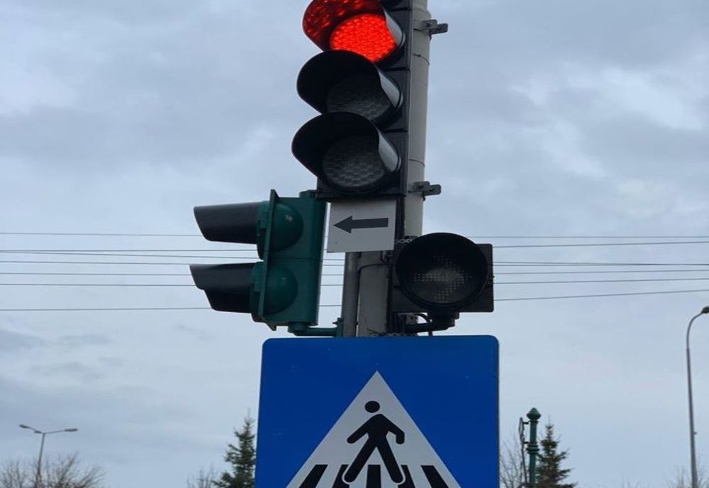 Pietonii ar putea fi amendați dacă se uită în telefon când traversează strada