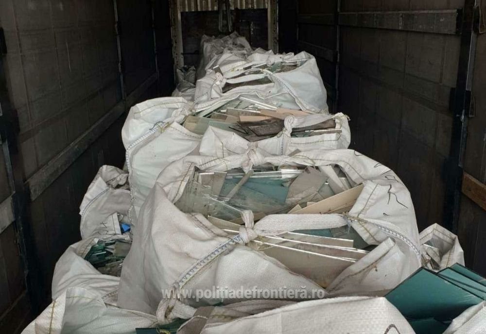 10 tone de deșeuri din sticlă încărcate în Grecia, oprite în PTF Giurgiu
