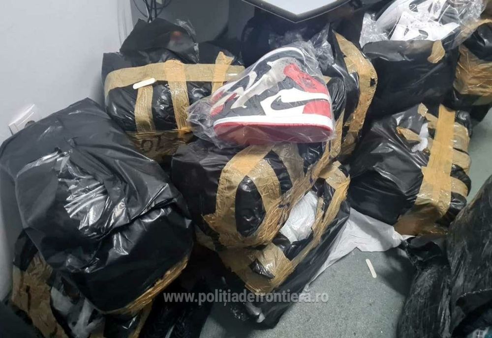 Giurgiu. 240 de perechi de încălțăminte contrafăcută, descoperite într-un automarfar care transporta componente pentru frigidere