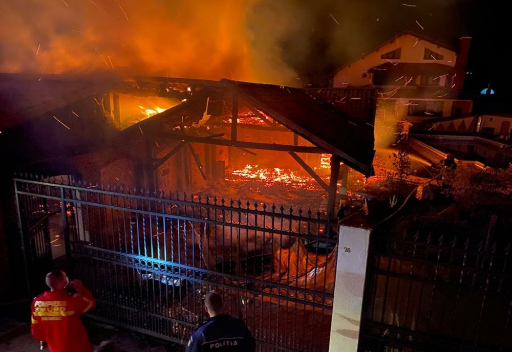 Incendiu în localitatea Ghionea. Un tânăr a suferit arsuri în zona membrelor inferioare