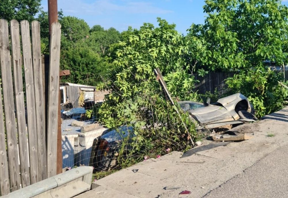 Giurgiu. Un șofer băut s-a răsturnat cu autoturismul într-o curte. Polițiștii i-au deschis dosar penal