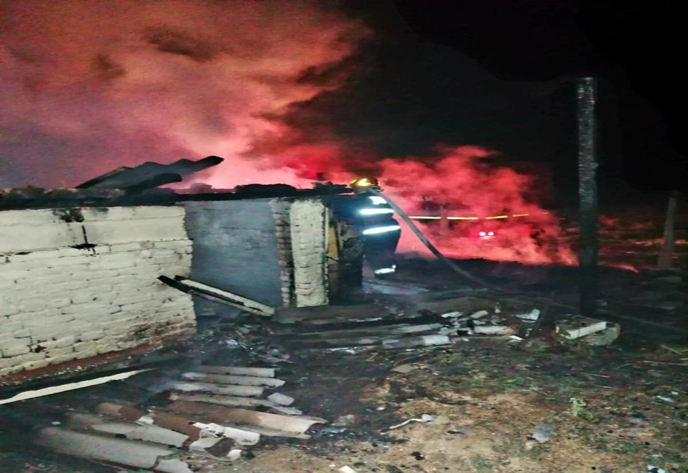 Magazie cuprinsă de flăcări la Sfântu Gheorghe. Două autospeciale au intervenit pentru stingerea incendiului