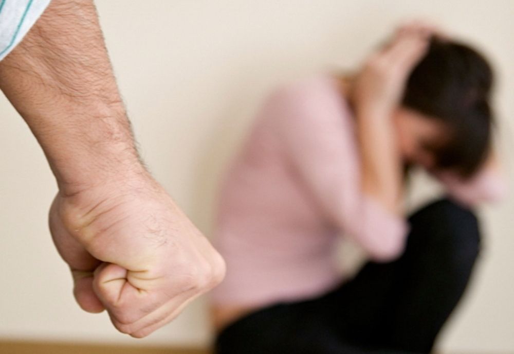 Giurgiu. Bărbat cercetat de polițiști după ce și-a agresat concubina, dar și copiii