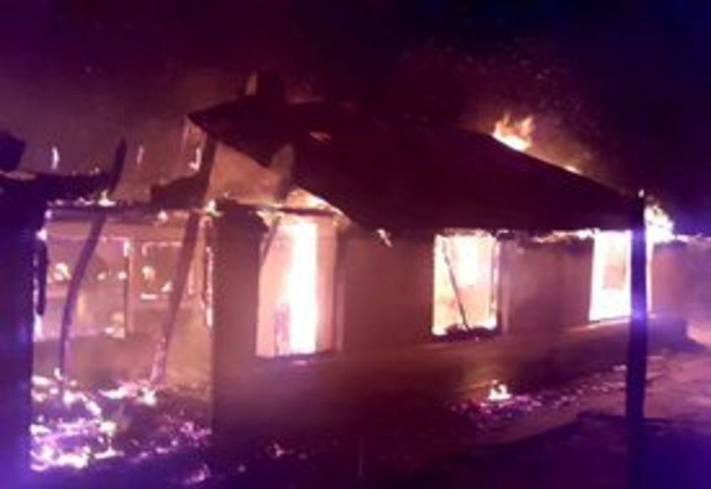 Casă incendiată intenționat, la Hotarele. Două autospeciale au intervenit la locul incendiului