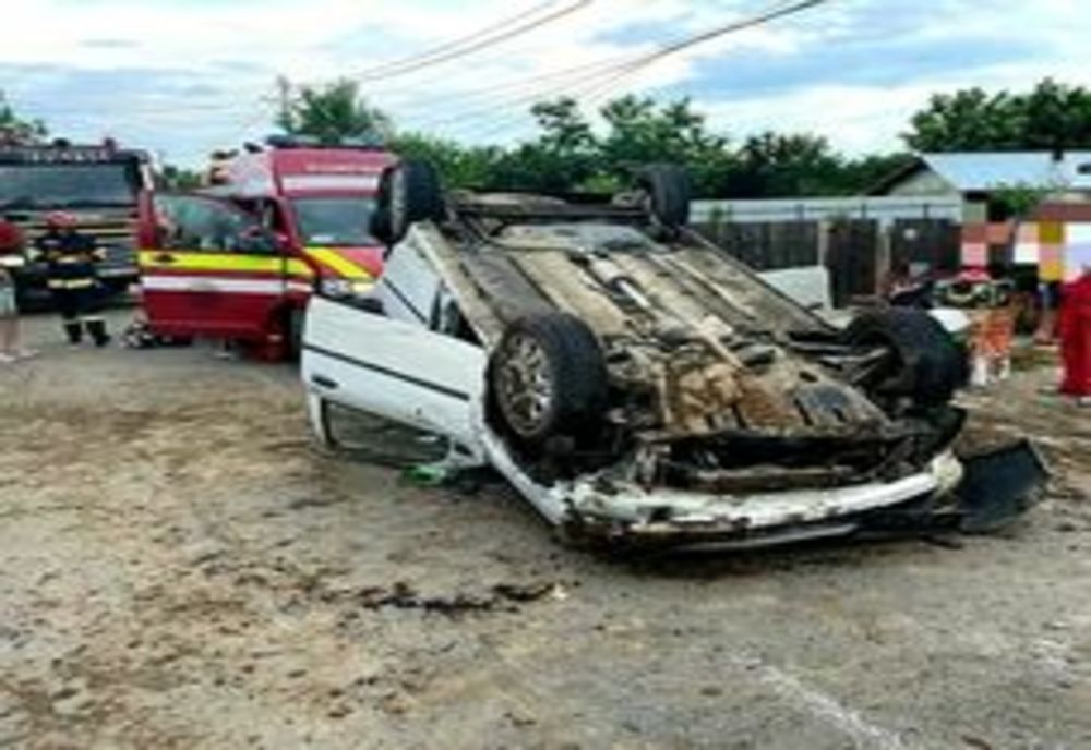 Giurgiu. Două persoane rănite după ce un autoturism s-a răsturnat