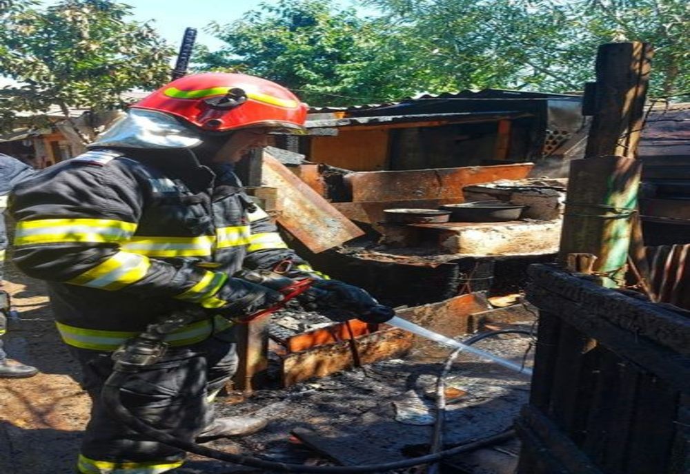 Incendiu într-o gospodărie la Joiţa, din cauza jarului lăsat nesupravegheat
