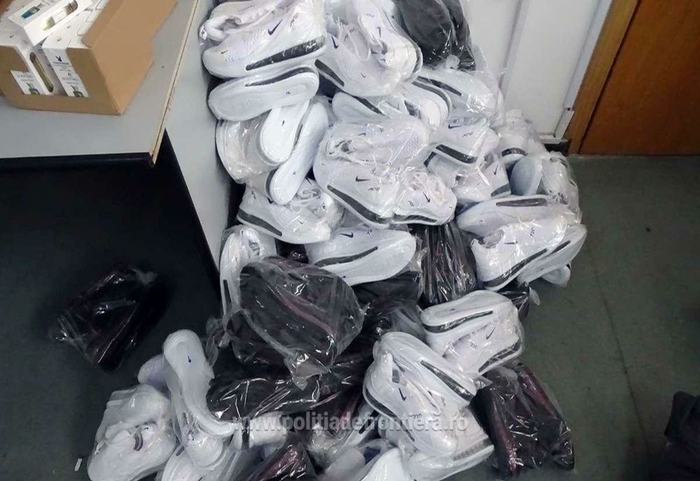 Sute de parfumuri și încălțăminte contrafăcute, descoperite la Giurgiu