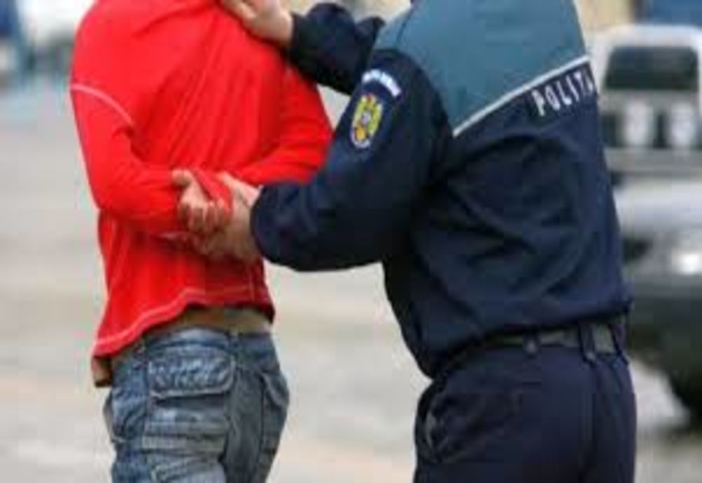 Polițist din Giurgiu, lovit de un tânăr recalcitrant chiar în sediul poliției. Agresorul a fost arestat preventiv