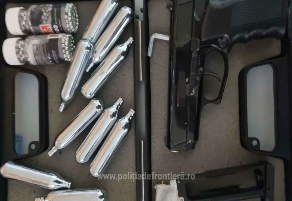 Pistol cu aer comprimat și 500 de proiectile metalice descoperite la P.T.F. Giurgiu 