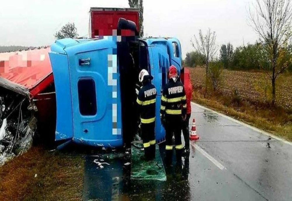 TIR încărcat cu motoare răsturnat pe DN 5 B, în Giurgiu 