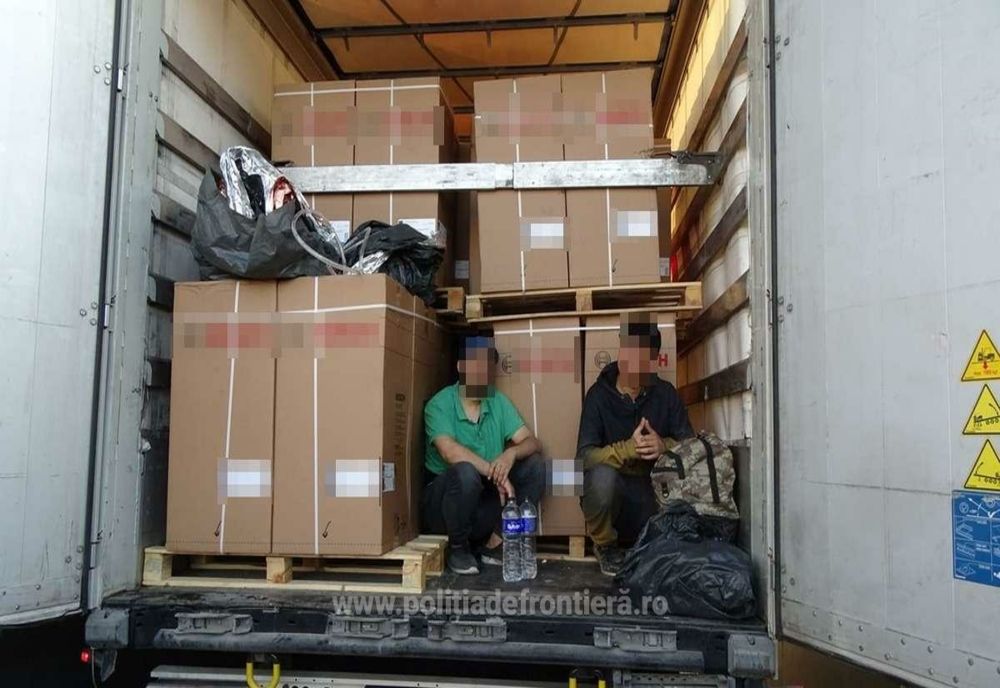 Trei cetățeni sirieni ascunşi în două autocamioane, depistați în P.T.F. Giurgiu
