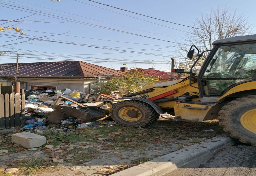 Primăria Giurgiu face curat în curtea și casa plină de gunoaie de pe strada Aurel Vlaicu