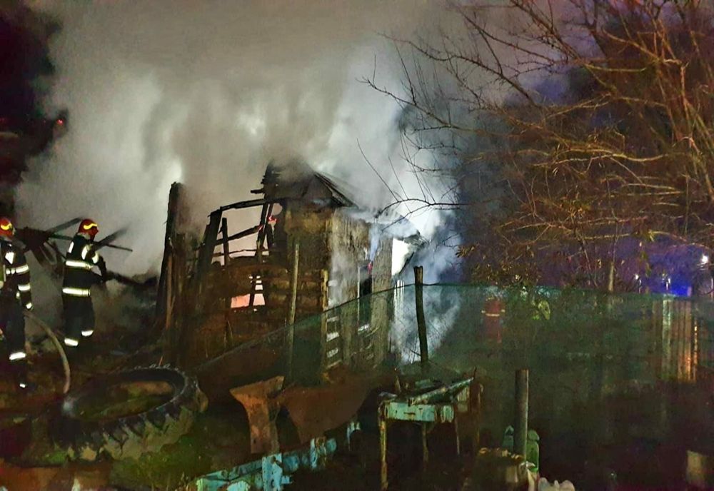 Incendiu violent la Valea Bujorului. Un bărbat a fost găsit carbonizat în propria locuință