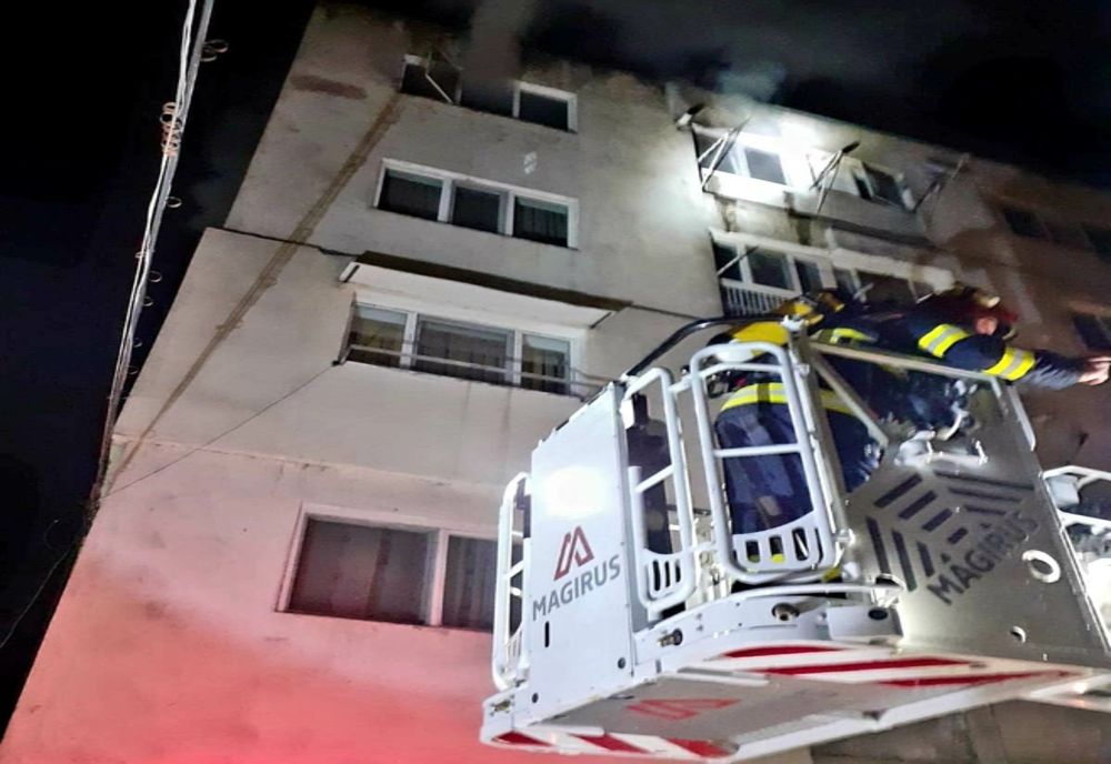 Incendiu într-un bloc din Giurgiu: Nouă persoane s-au autoevacuat iar o femeie a fost intoxicată cu fum