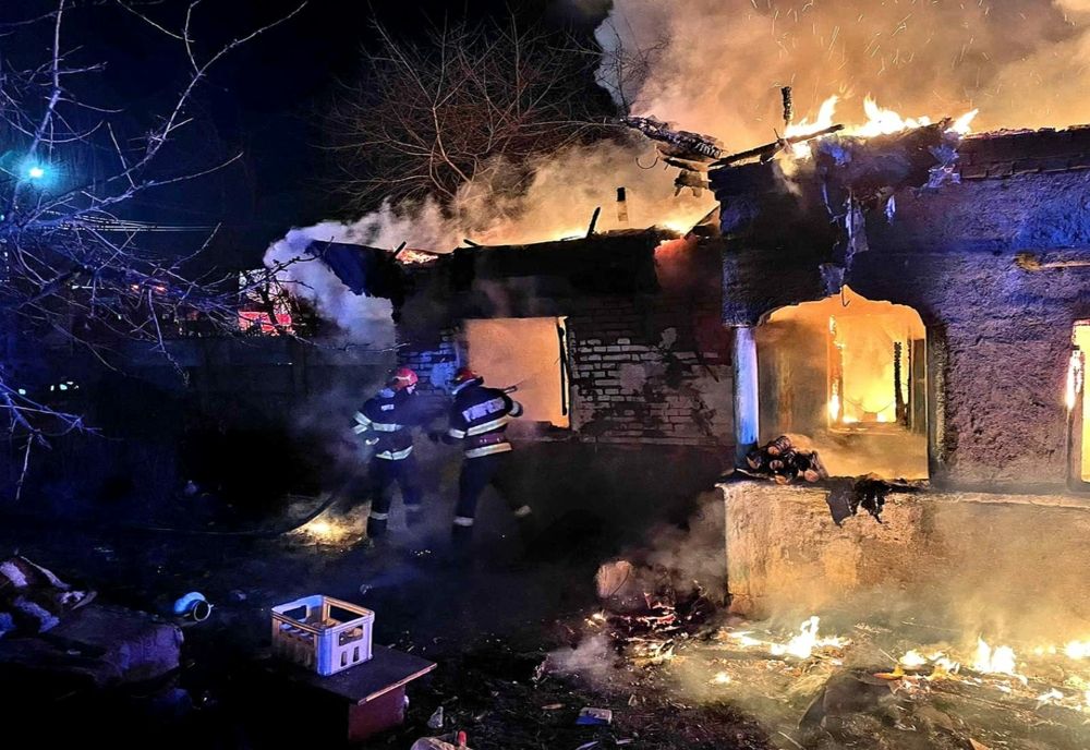Giurgiu. Casă cuprinsă de flăcări, în localitatea Bâcu