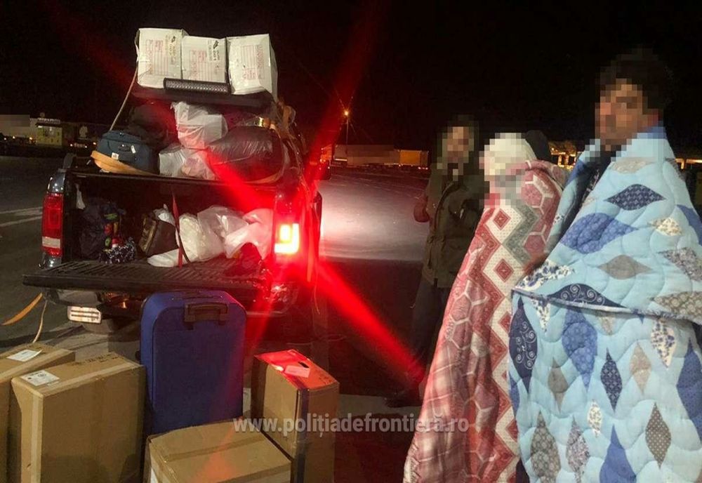 Cinci migranţi ascunşi în portbagaj sau printre marfa transportată, depistaţi la Giurgiu