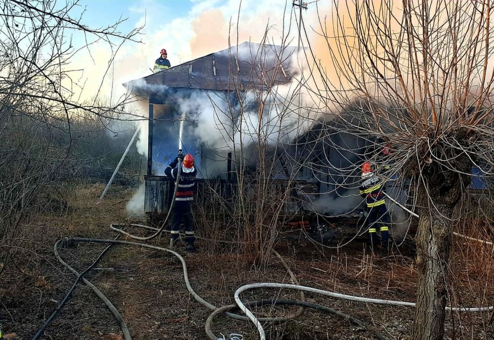 Un bărbat din Stăneşti şi-a înjunghiat soţia şi apoi a incendiat casa în care locuiau