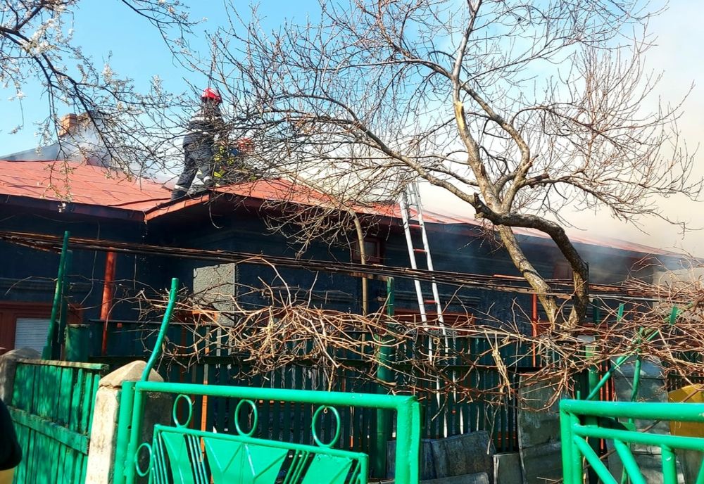 Incendiu violent pe două străzi din Giurgiu. Mai multe locuinţe, în flăcări