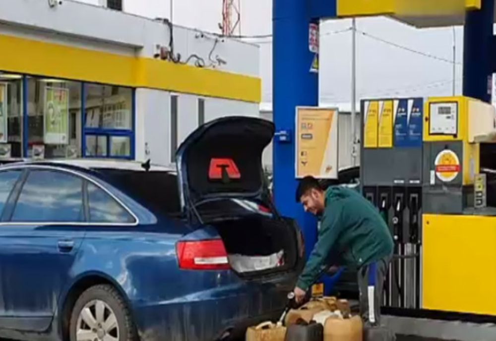 Giurgiu. Două avertismente scrise pentru cei care puneau carburant în recipiente de plastic