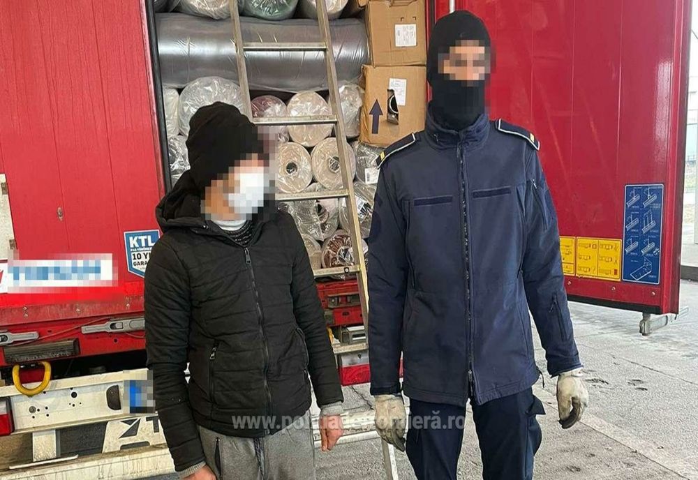 Giurgiu. Doi tineri afgani şi un algerian, găsiţi ascunşi în camioane, printre role textile şi ambalaje