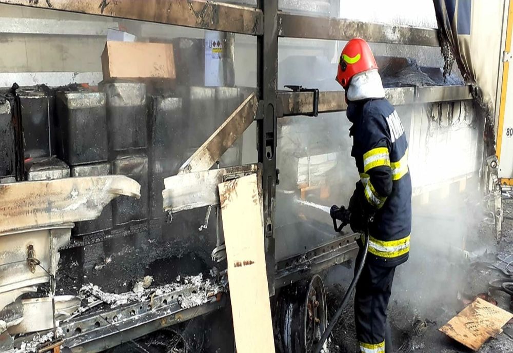 Remorcă de autocamion încărcată cu răşină, cuprinsă de flăcări pe DN61