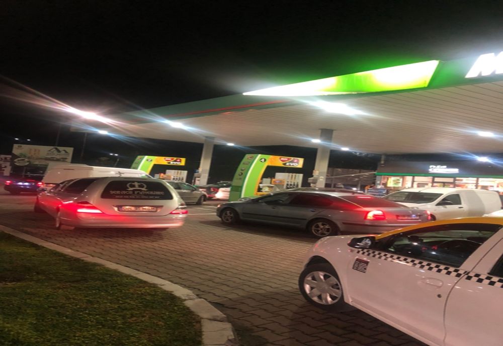 Cozi imense la benzinăriile din Giurgiu. Preţul combustibilului a crescut, şoferii se tem că va fi şi mai mare 