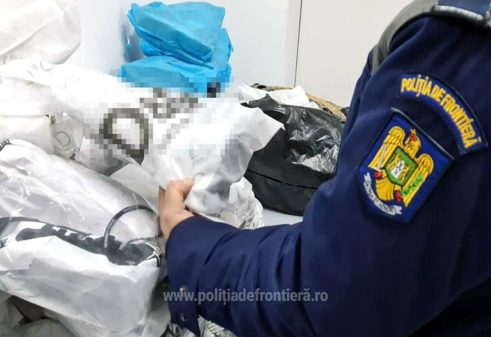 Giurgiu. 1.500 de bunuri contrafăcute, cu o valoare estimativă de 320.600 lei, descoperite în calele unor autocare