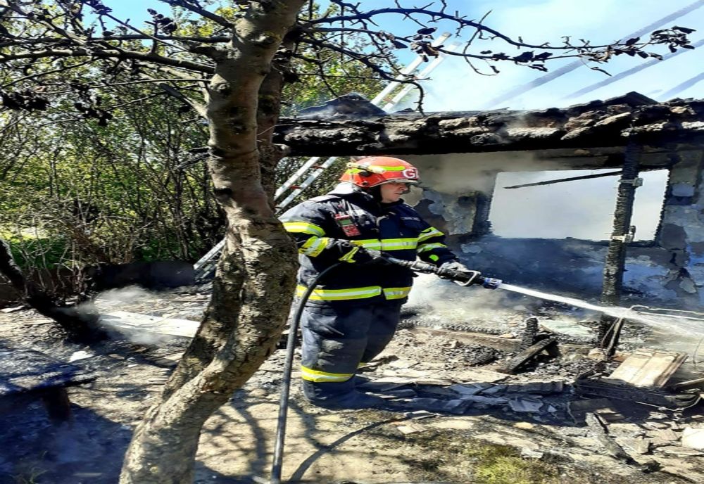 O casă din Naipu a ars din cauza unei lumânări lăsată aprinsă