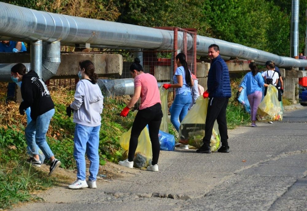 Acţiune de salubrizare a angajaţilor din Primăria Giurgiu. Aceştia vor strânge gunoaie din mai multe zone ale oraşului